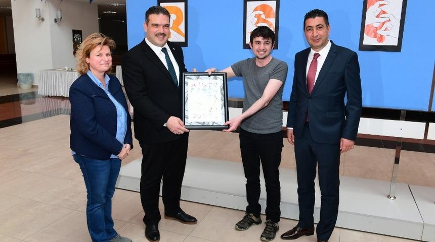 Rekt&ouml;r &Ccedil;omaklı "Parmak Alfabesi Tasarımı Sergisi"nin a&ccedil;ılışını ger&ccedil;ekleştirdi