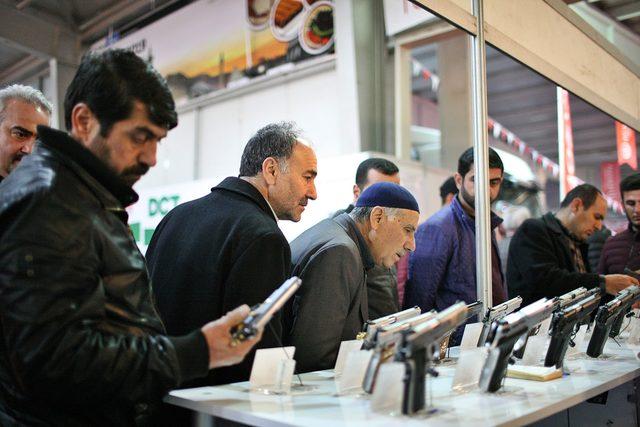 Tarım fuarında silah standına tepki