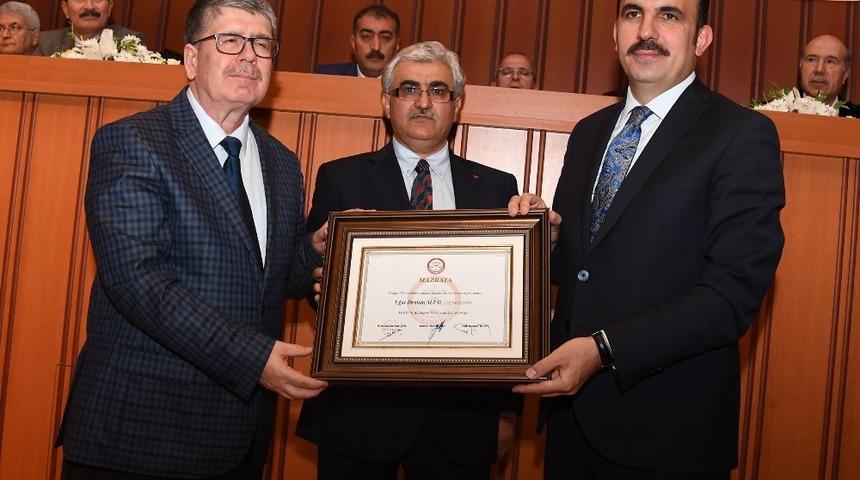 Başkan Altay ve il&ccedil;e belediye başkanları mazbatalarını aldı