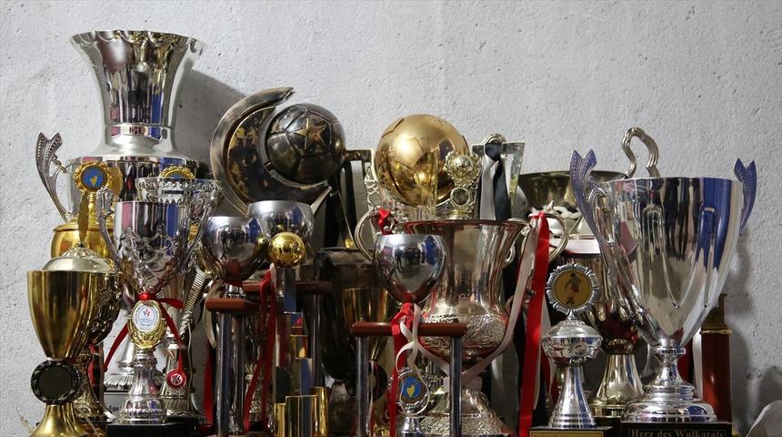 Manisaspor'un kupaları satıldı