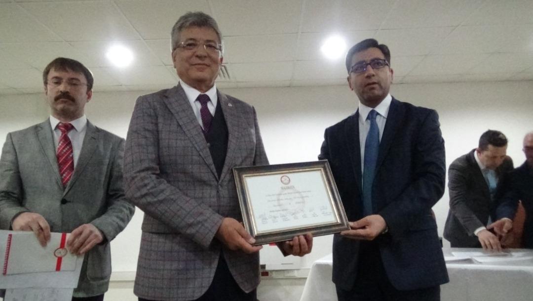 Edremit&rsquo;in yeni Başkanı Hasan Arslan mazbatasını aldı