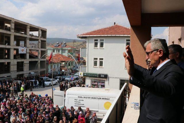 Makam kapısını kaldırdı, balkon konuşması yaparak kabullere başladı