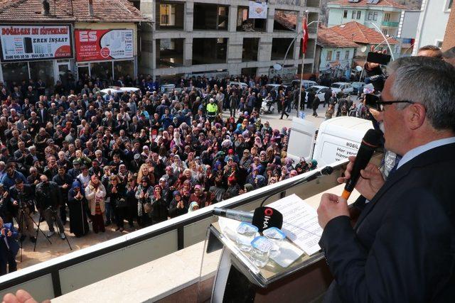 Makam kapısını kaldırdı, balkon konuşması yaparak kabullere başladı