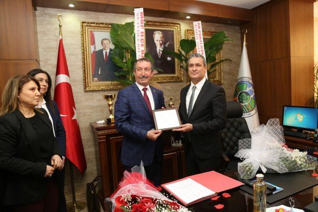 Belen Belediye Başkanı Gül mazbatasını aldı görevi devraldı