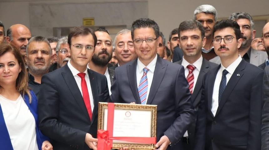 Halfeti Belediye Başkanı Şeref Albayrak mazbatasını aldı