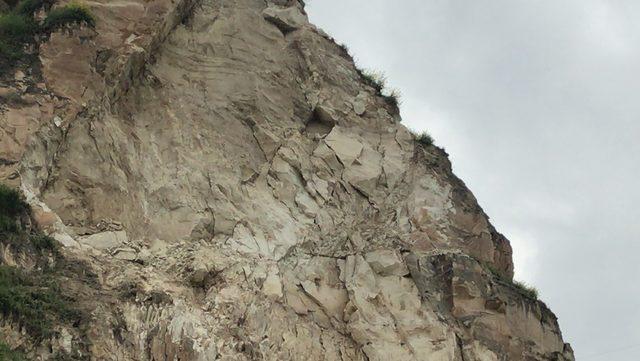 Birecik’te yağış nedeniyle dağdan kopan kaya parçaları yola savruldu