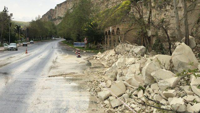 Birecik’te yağış nedeniyle dağdan kopan kaya parçaları yola savruldu