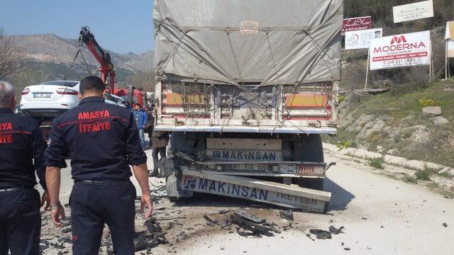 Tıra çarpan otomobilin sürücüsü hayatını kaybetti