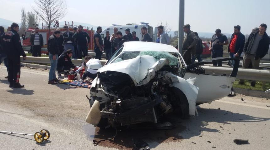 Tıra &ccedil;arpan otomobilin s&uuml;r&uuml;c&uuml;s&uuml; hayatını kaybetti