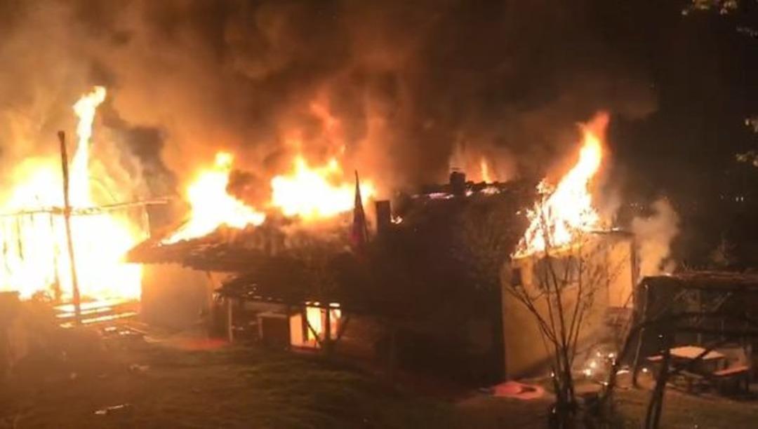 Ev k&uuml;le d&ouml;nd&uuml;! Canlarını son anda kurtardılar