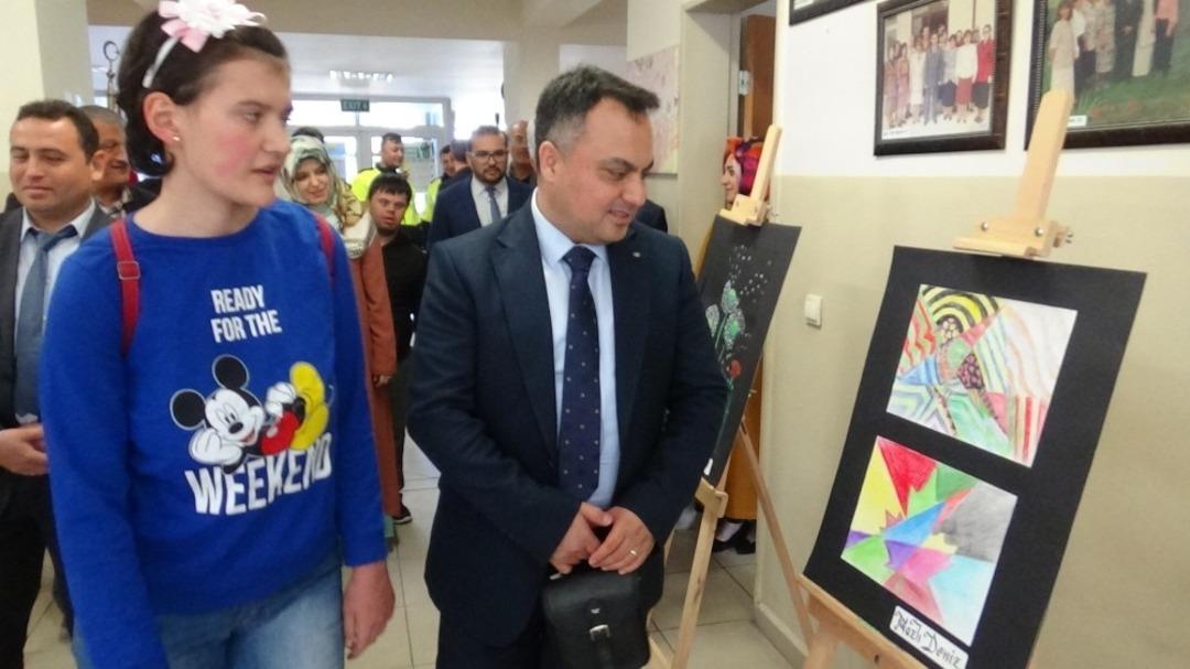 Otizmli Nazlı&rsquo;nın kişisel resim sergisi