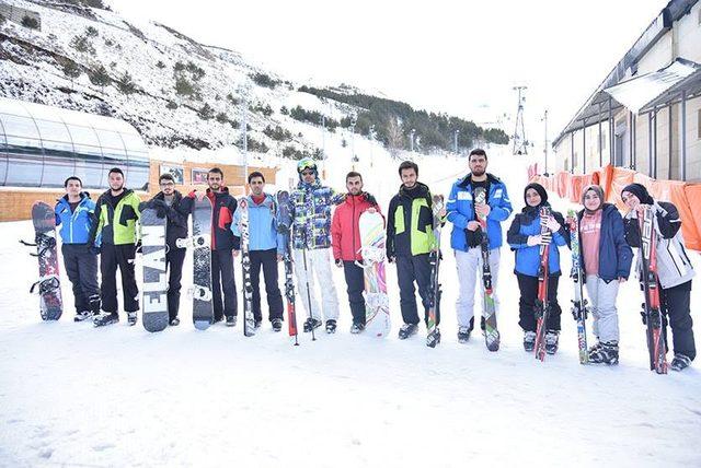 ETÜ Bilgisayar Mühendisliği Bölümü öğrencilerine kayak kursu