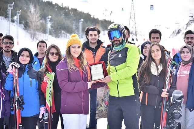 ETÜ Bilgisayar Mühendisliği Bölümü öğrencilerine kayak kursu