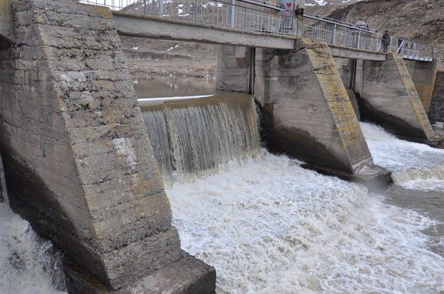 Kars Çayı taşmaya başladı