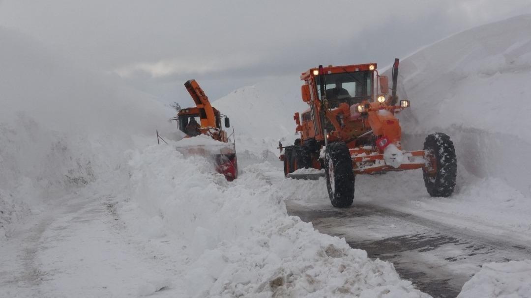 Karayolları ekiplerinin zorlu şartlarda karla m&uuml;cadele &ccedil;alışması