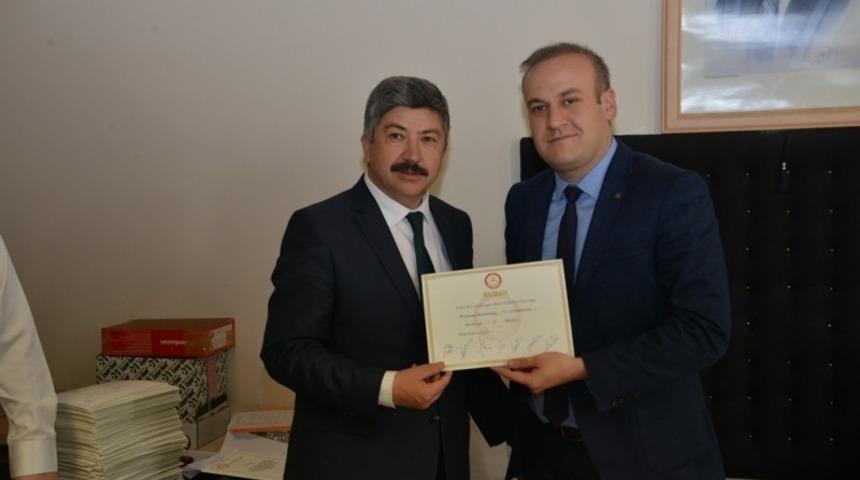 Muharem Akçadurak ve ekibi mazbatalarını aldı