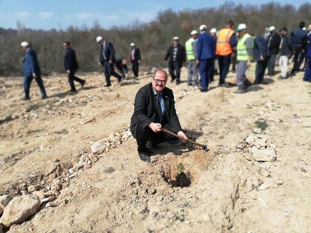 İlkokul öğrencileri ve protokol üyeleri fidan dikme etkinliğinde buluştu