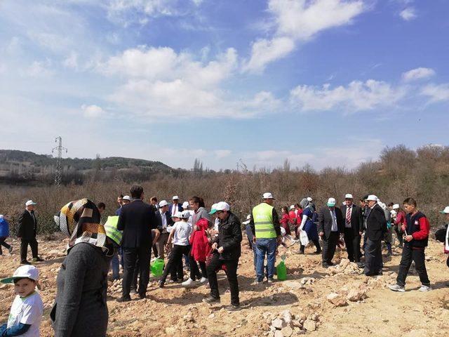 İlkokul öğrencileri ve protokol üyeleri fidan dikme etkinliğinde buluştu