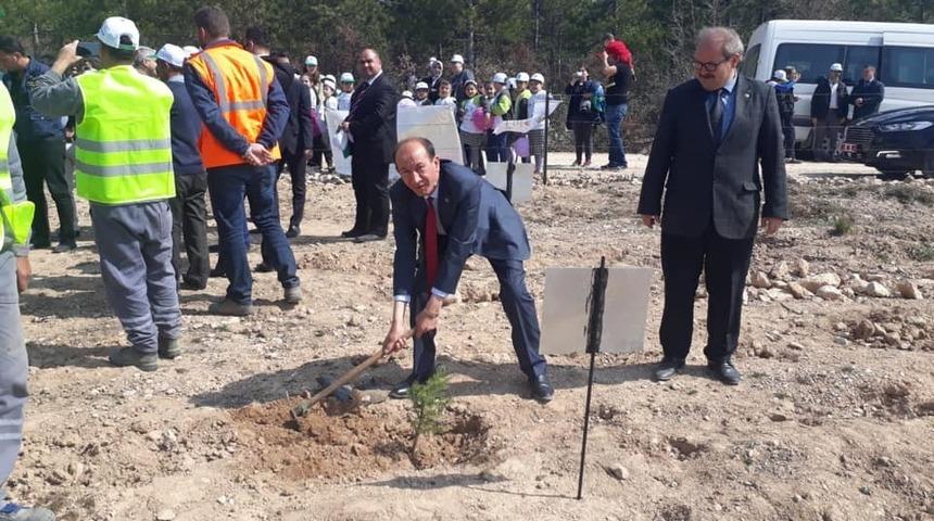 İlkokul &ouml;ğrencileri ve protokol &uuml;yeleri fidan dikme etkinliğinde buluştu