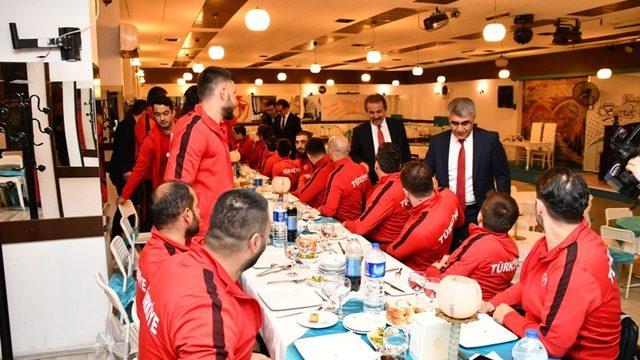 Vali Gürel TSB Milli Takımı ile yemekte bir araya geldi