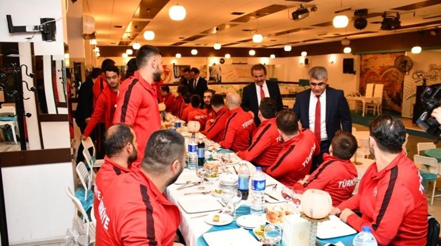 Vali G&uuml;rel TSB Milli Takımı ile yemekte bir araya geldi