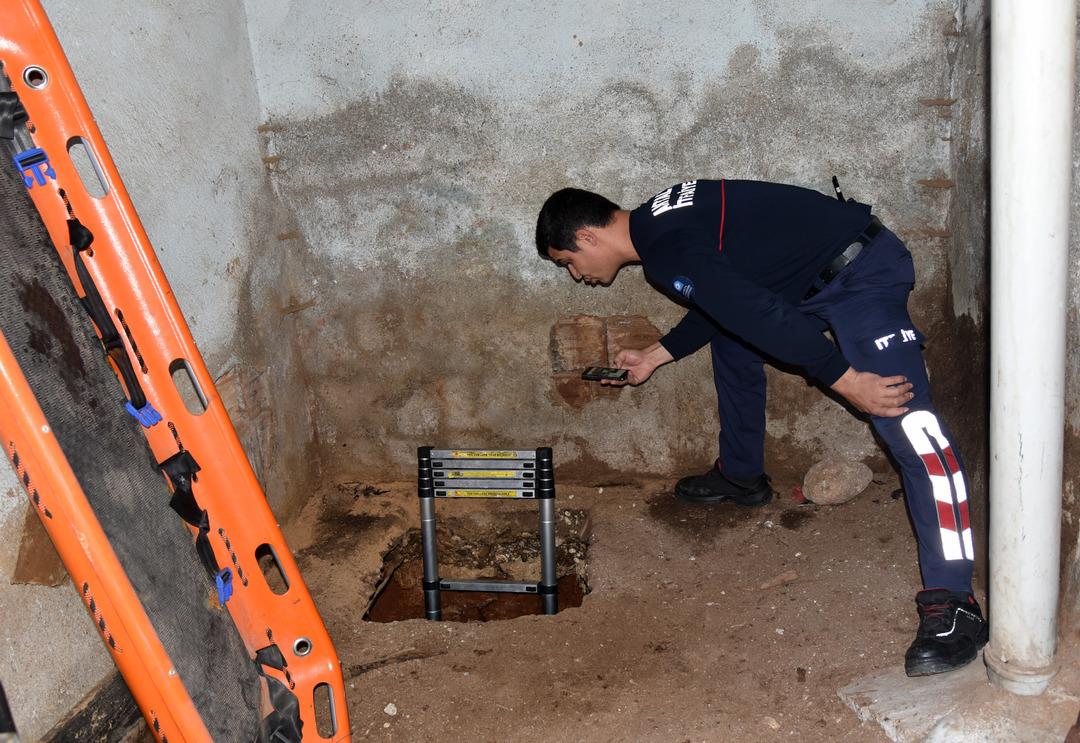  Yumurta almaya gitti, foseptiğe d&uuml;şt&uuml;  