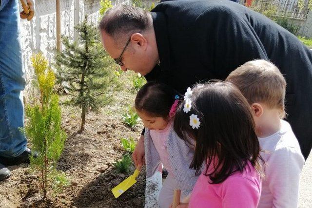 G&ouml;lyaka&rsquo;da &ouml;ğrenciler fidanları toprakla buluşturdu 2