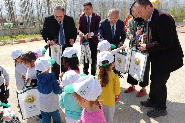 G&ouml;lyaka&rsquo;da &ouml;ğrenciler fidanları toprakla buluşturdu 3