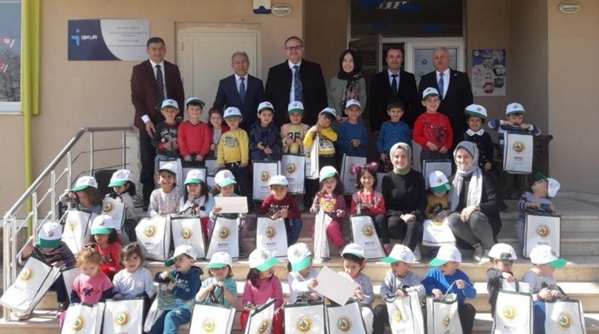 G&ouml;lyaka&rsquo;da &ouml;ğrenciler fidanları toprakla buluşturdu