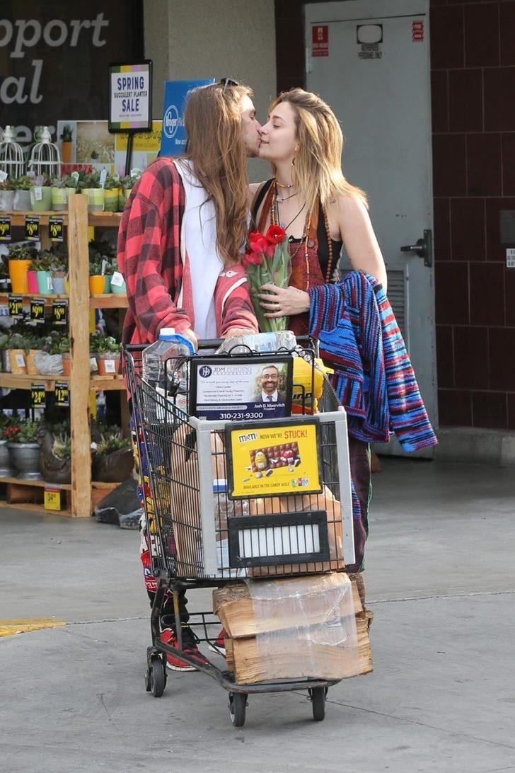 Ünlü ismin kızı sokak ortasında aşka geldi!  G1