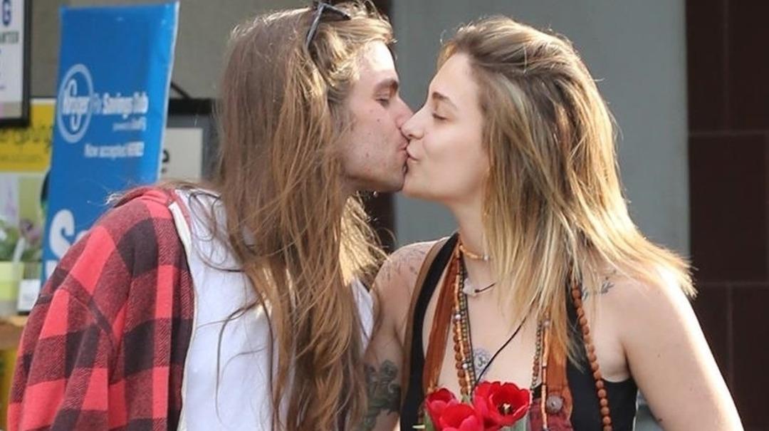 &Uuml;nl&uuml; ismin kızı sokak ortasında aşka geldi! 