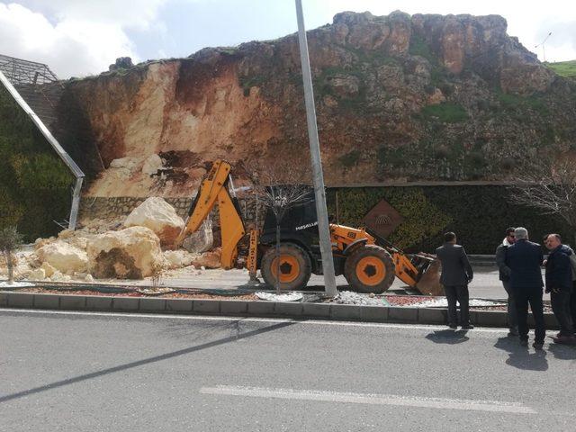 Mardin’de heyelan: Dev kaya parçaları yola düştü