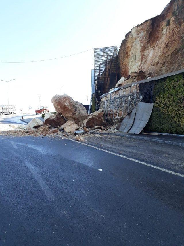 Mardin’de heyelan: Dev kaya parçaları yola düştü