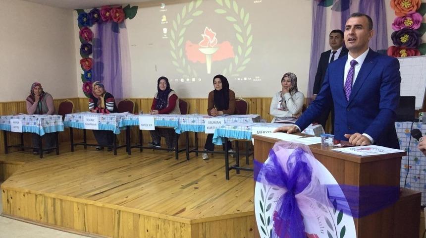 Adana&rsquo;da veliler arasında kitap okuma yarışması