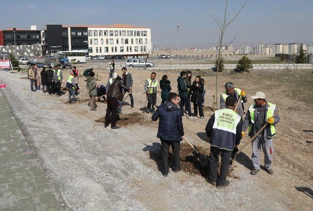 ERÜ’de “Dünya Astım Günü” Etkinlikleri Kapsamında Fidan Dikildi