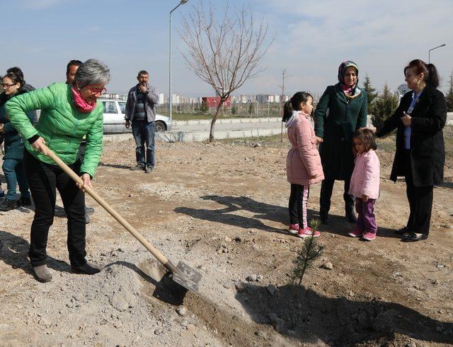 ERÜ’de “Dünya Astım Günü” Etkinlikleri Kapsamında Fidan Dikildi