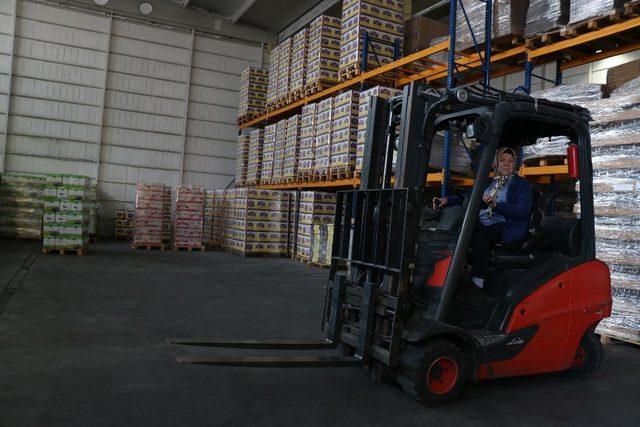 (Özel) Kadın forklift operatörü erkeklere taş çıkarıyor