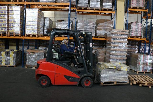 (Özel) Kadın forklift operatörü erkeklere taş çıkarıyor