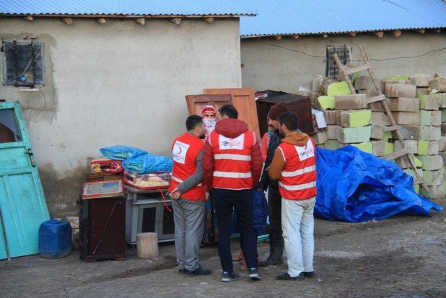 Evleri yanan aileye konteyner desteği