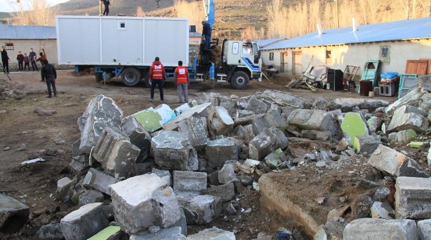 Evleri yanan aileye konteyner desteği