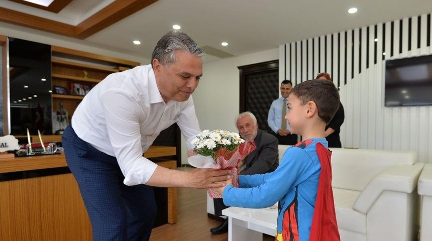 Başkana şarkı yazıp trambolini kaptı