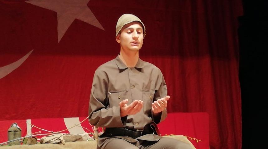 Birlik Vakfı&rsquo;ndan &rsquo;Bir &Ouml;l&uuml;r&uuml;z Bin Diriliriz&rsquo; Tiyatro Oyunu