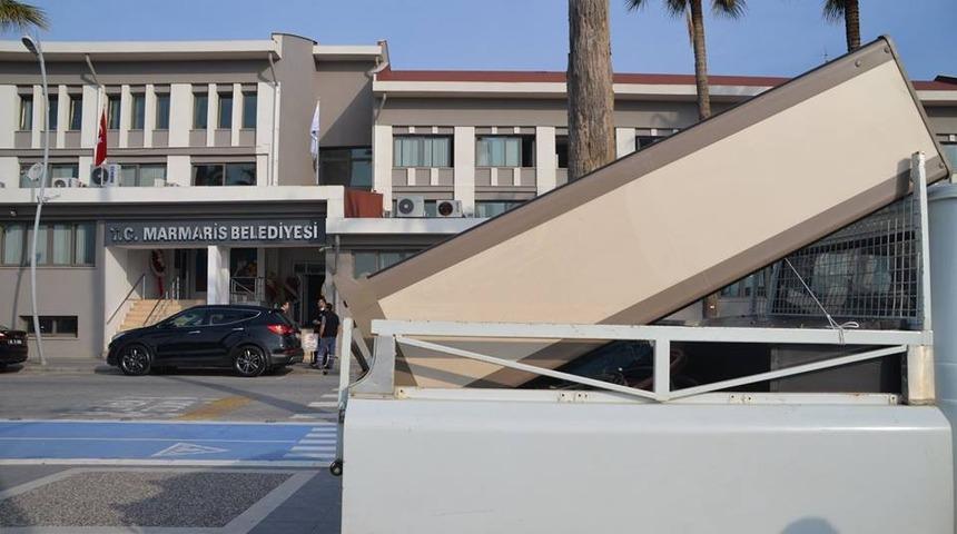 Başkan Oktay&rsquo;ın ilk icraatı metal kapı dedekt&ouml;r&uuml;n&uuml; s&ouml;kmek oldu