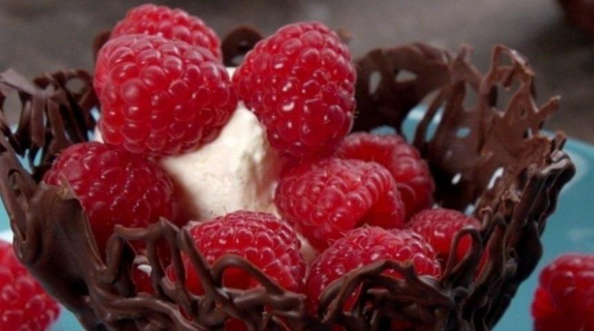 Çocuk Oyuncağı: Sadece İki Malzemeyle Yenilebilir Çikolata Kase!