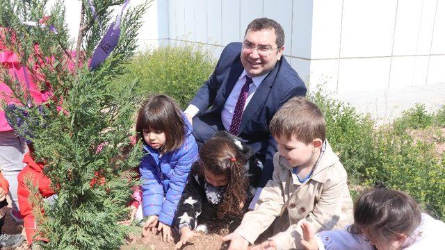 Aksaray’da minik öğrenciler fidanları toprakla buluşturdu