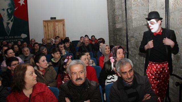 Oyun sonrası izleyicilerine kitaplarını imzaladı