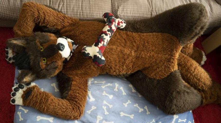 'Kendimi insan gibi hissetmiyorum' dedi, köpek gibi yaşamaya başladı!