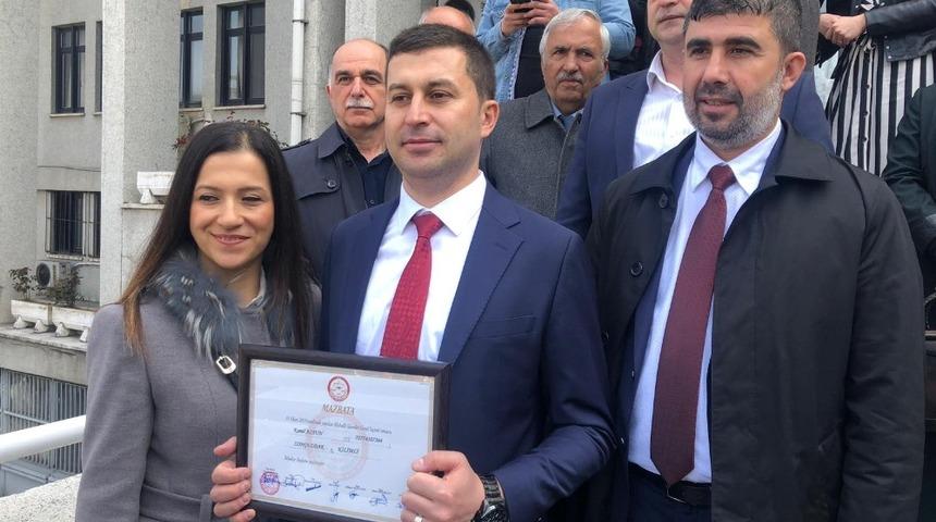 Kilimli Belediye Başkanı Kamil Altun mazbatasını aldı