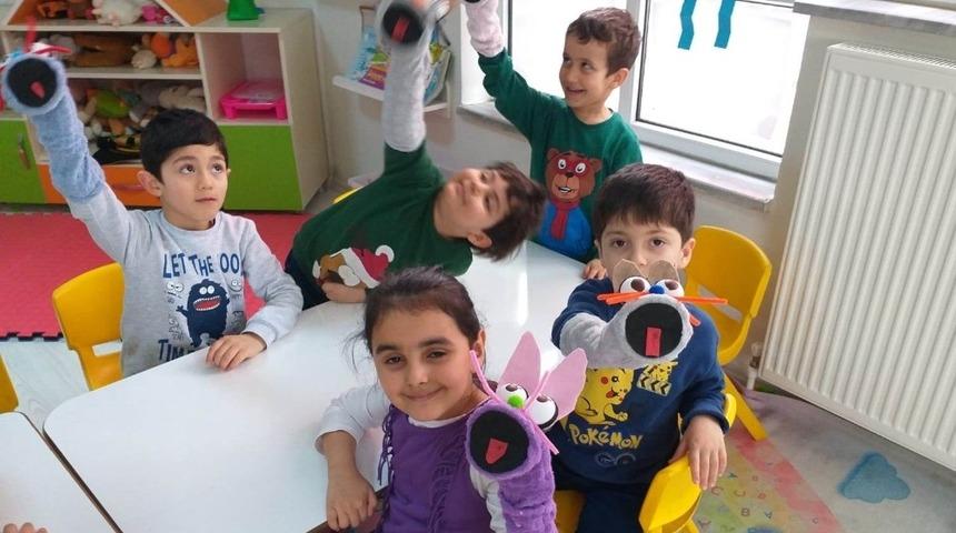 Anaokulu &ouml;ğrencilerinden kukla at&ouml;lyesi