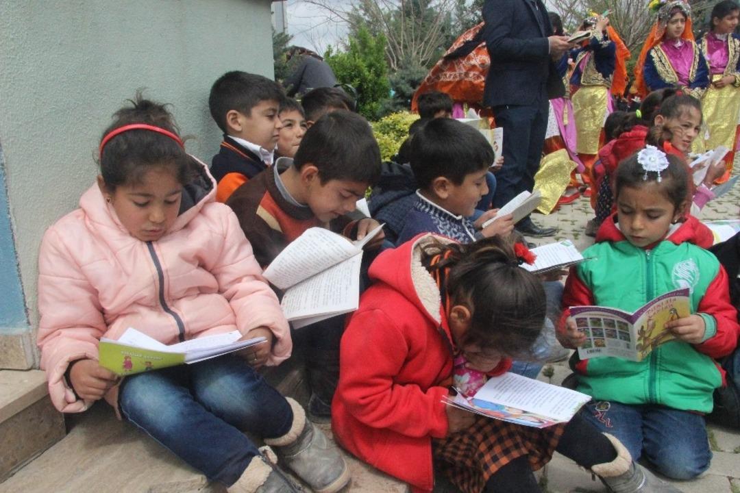 7&rsquo;den 70&rsquo;e Elbeyli Okuyor Projesi etkinliği